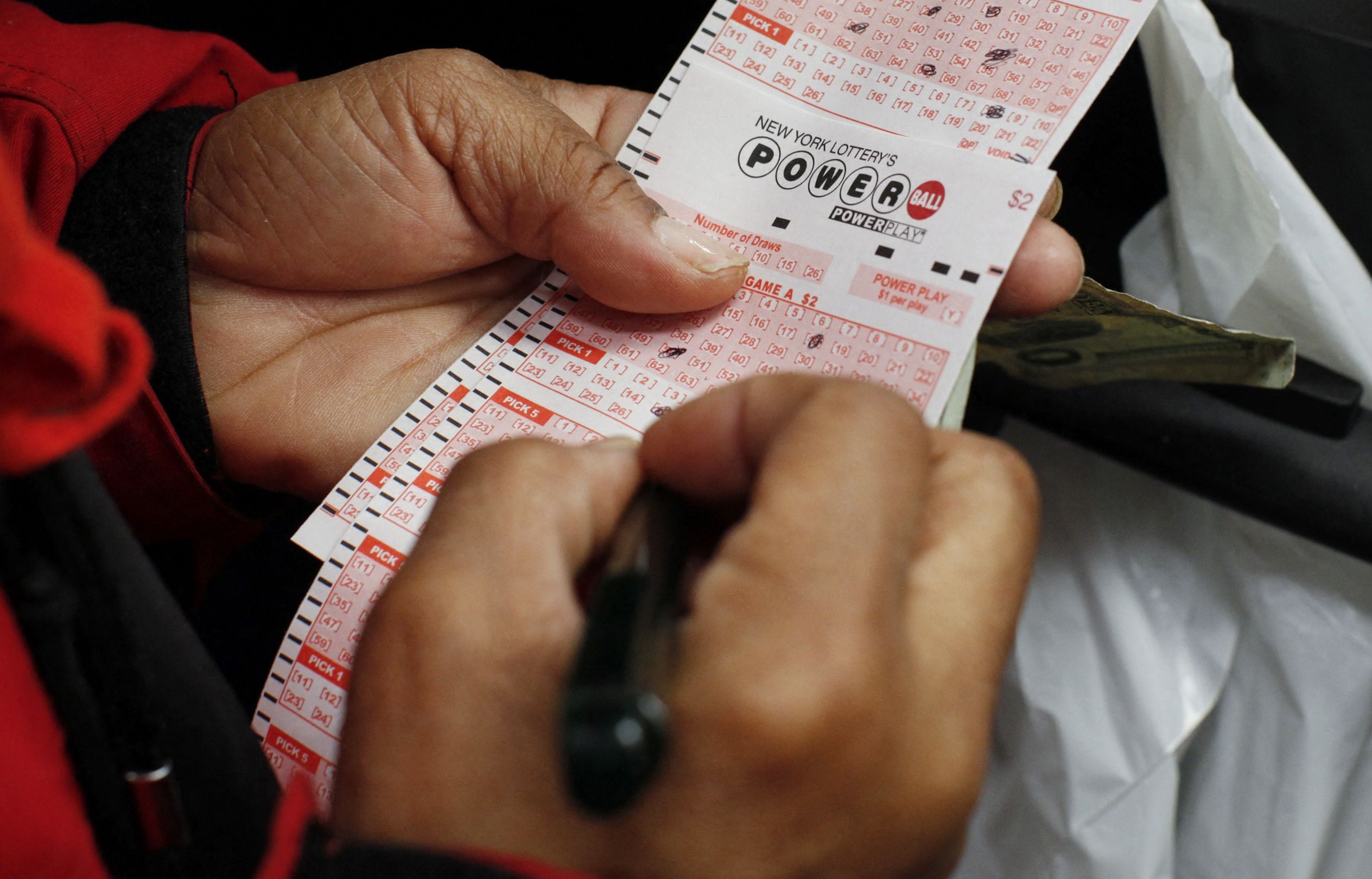 Por lo general, los participantes del Powerball pueden reclamar un premio de hasta $600 en cualquier lotería autorizada de la jurisdicción donde compraron el boleto. (Foto: KENA BETANCUR / AFP)