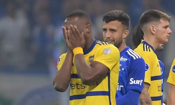 Pese a que recibió el respaldo de sus compañeros, cuerpo técnico y hasta de sus hinchas en el aeropuerto, el Diario Olé fue bastante duro con el futbolista peruano.