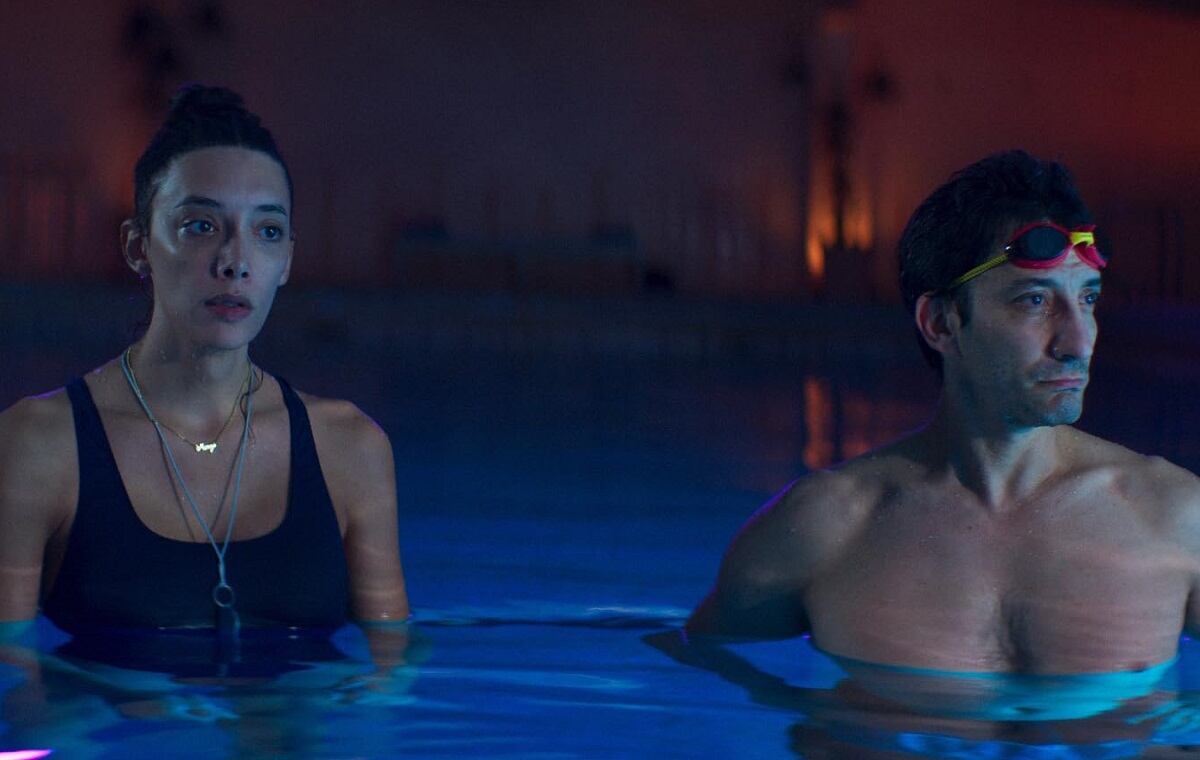 Sergio intenta ayudar y habla con Eduardo (Juan Minujín), pero a Mumy (Penélope Guerrero) no le parece su intervención en la película argentina "Transmitzvah" (Foto: Star Distribution)