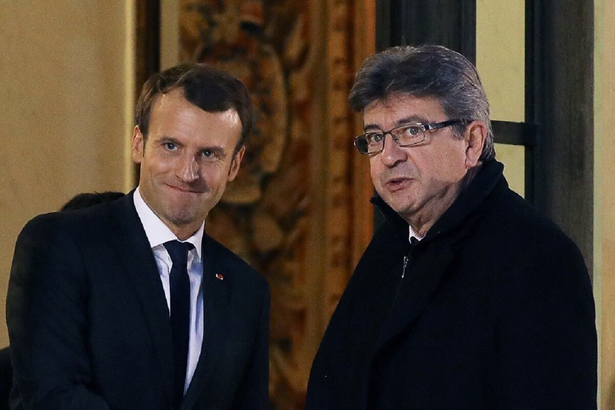 El líder del partido izquierdista francés La Francia Insumisa (LFI), Jean-Luc Melenchon, junto al presidente francés Emmanuel Macron cuando sale de su reunión en el Palacio del Elíseo en París, el 21 de noviembre de 2017. (Foto de LUDOVIC MARIN / AFP)