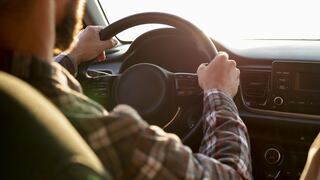 Ley de Florida: ¿se puede conducir por el carril izquierdo sin adelantar a ningún otro automóvil?