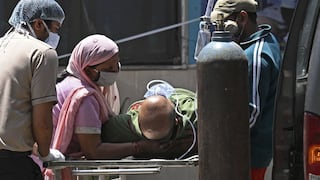 Pacientes mueren sin oxígeno mientras la India supera el récord mundial de contagios diarios de coronavirus