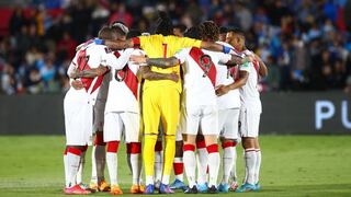 Los jugadores de la selección peruana reclamaron al árbitro tras el final del partido ante Uruguay