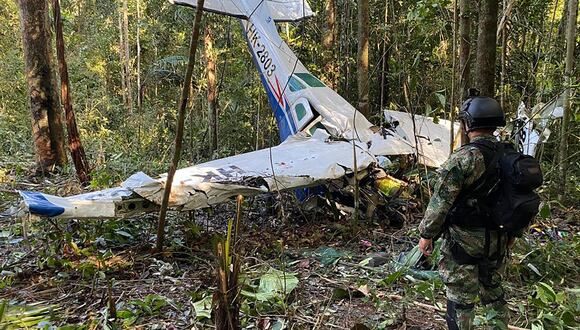 Un soldado junto a la avioneta que se estrelló en la selva amazónica de Colombia en el municipio de Solano, departamento de Caquetá. (Foto: AFP)