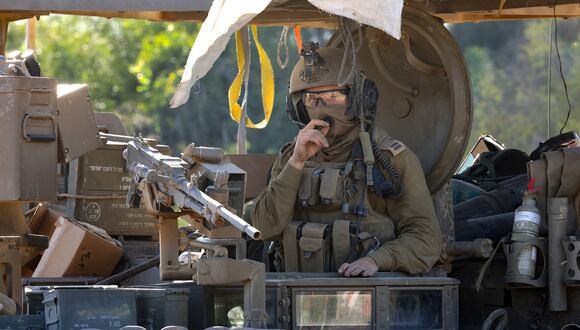 Un soldado israelí maneja un vehículo militar después de regresar a una posición en el sur de Israel, en la frontera con la Franja de Gaza. (Foto de JACK GUEZ / AFP)