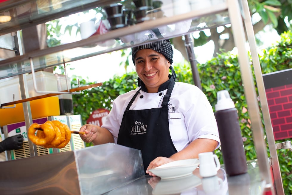 En la terraza, hay un par de carretillas para la comida exprés: picarones y sánguche de pollo a la brasa. FOTO: MARIO ZAPATA NIETO / @PHOTO.GEC