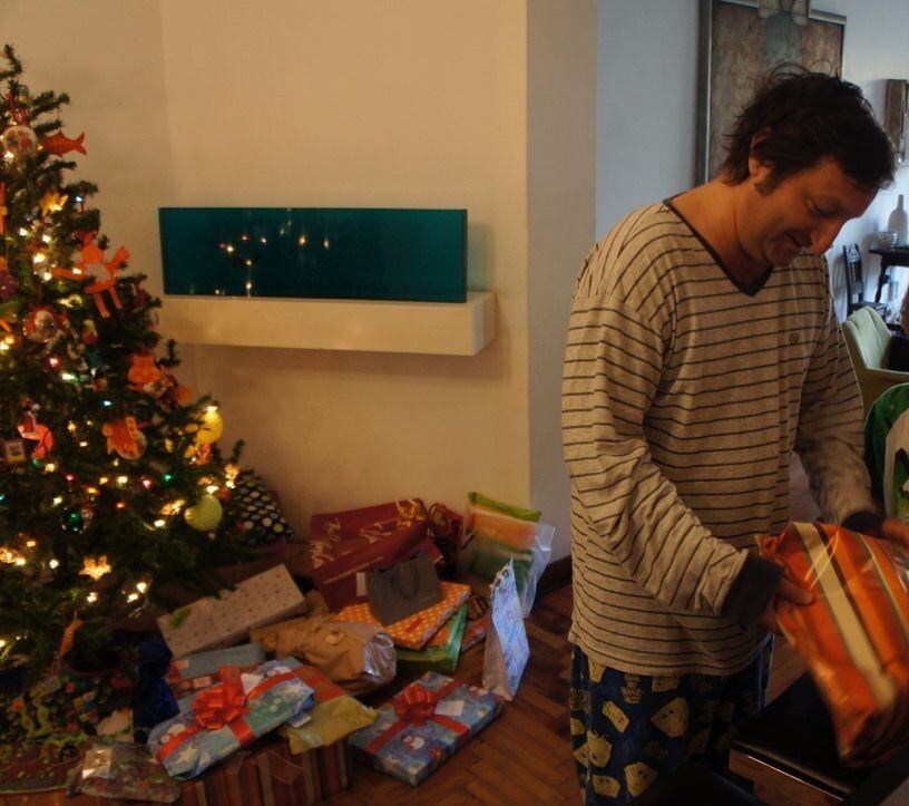 Para la familia de Gonzalo Torres, es costumbre abrir los regalos en la mañana del 25, y no el 24.