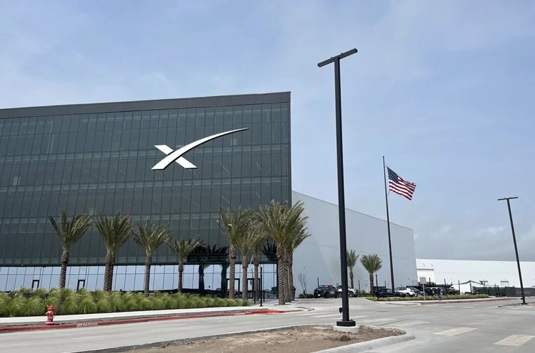 Fotografía del edificio de la empresa aeroespecial SpaceX en la ciudad de Starbase a las afueras de Brownsville, en el sur de Texas, EE.UU. EFE/Alejandra Arredondo