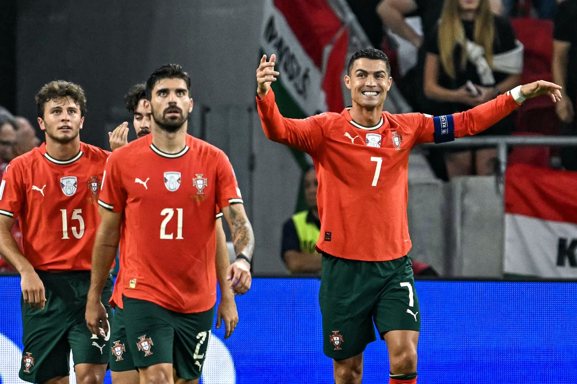 El delantero portugués Cristiano Ronaldo (d), número 7, celebra con sus compañeros tras marcar el gol del penalti 1-2 durante el partido de clasificación para el Mundial 2026, correspondiente al grupo F de la zona Europa, entre Hungría y Portugal, el 9 de septiembre de 2025, en Budapest, Hungría. (Foto de Attila KISBENEDEK / AFP)