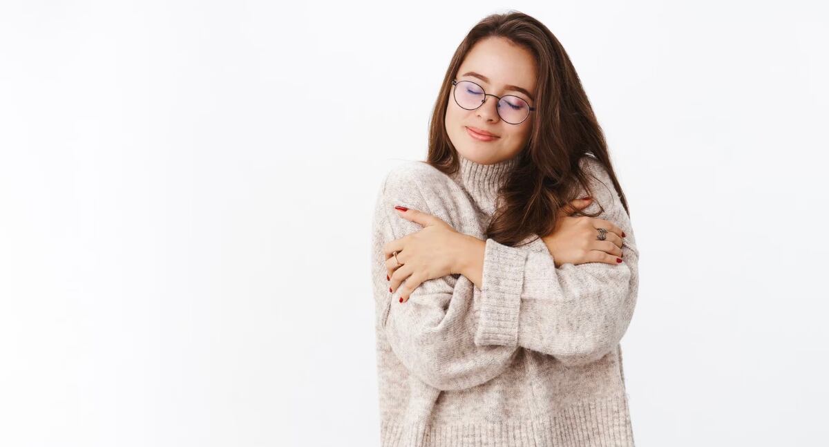 La autenticidad y la honestidad con uno mismo son fundamentales para desarrollar una autoestima genuina. Básicamente, esto implica reconocer y aceptar tanto las fortalezas como las áreas de mejora, sin necesidad de ocultar vulnerabilidades o carencias.