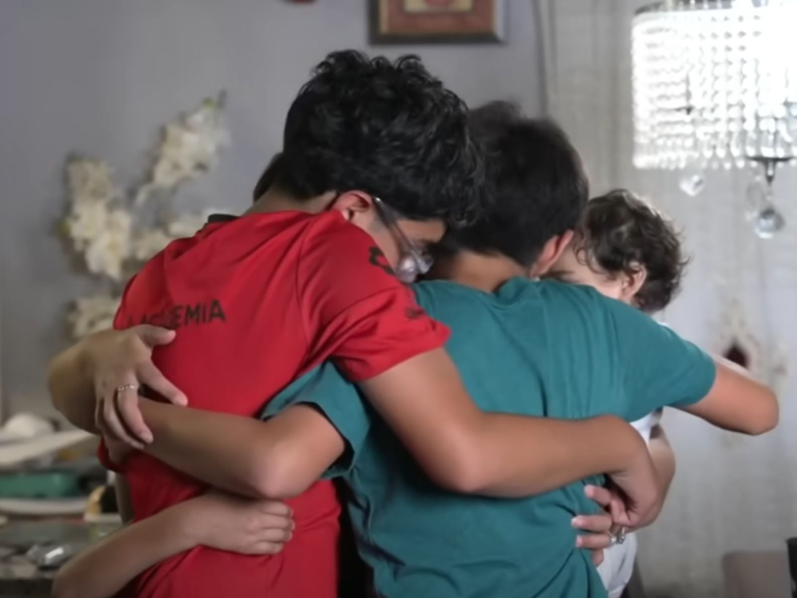 Pese a la tristeza que sintieron al enterarse sobre la detención de Luis, su familia estuvo unida para apoyarlo. (Crédito: Primer Impacto / YouTube)