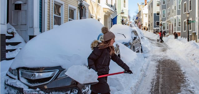 ¿A qué edad se vuelve peligroso palear nieve? Esto es lo que advierten cardiólogos