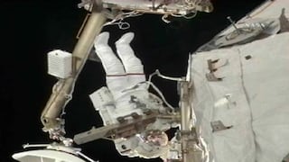 Dos astronautas reparan la computadora en la Estación Espacial