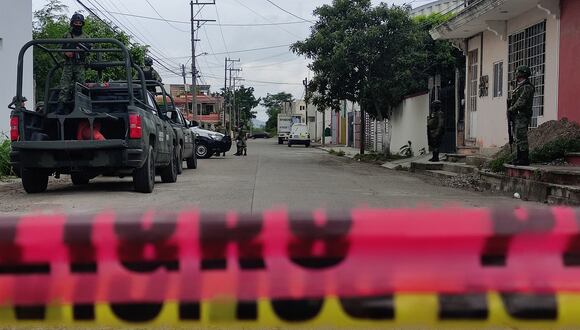 Tropas del Ejército Mexicano vigilan la zona en donde se localizaron varios cuerpos desmembrados, en el municipio de Poza Rica, estado de Veracruz, México, el 14 de agosto de 2023. (Foto de Édgar Escamilla / EFE)