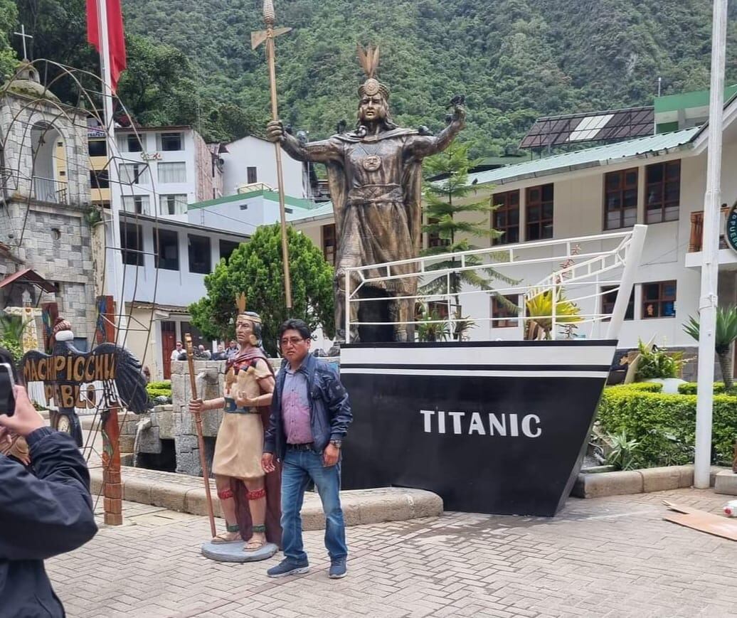 La maqueta del antiguo barco ‘Titanic’, instalada en pleno Machu Picchu Pueblo, junto al monumento del reconocido inca Pachacútec. (Juan Sequeiros)