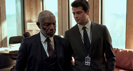 Owen (Noah Centineo) hablandocon el jefe de la CIA en "El novato" (Foto: Netflix)