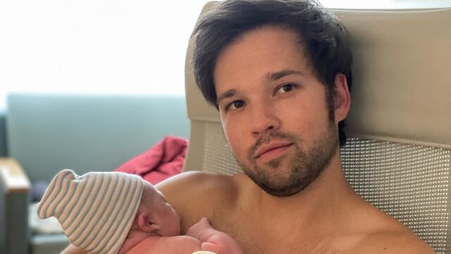 Nathan Kress, el recordado ‘Freddie’ de “iCarly”, anunció el nacimiento de su tercer hijo