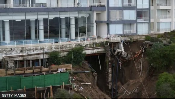 Tras las intensas lluvias registradas el pasado 9 de junio, se formó un enorme socavón de 30 metros de profundidad en el edificio Euromarina II, ubicado en el sector de Reñaca, región de Valparaíso. (Getty Images).