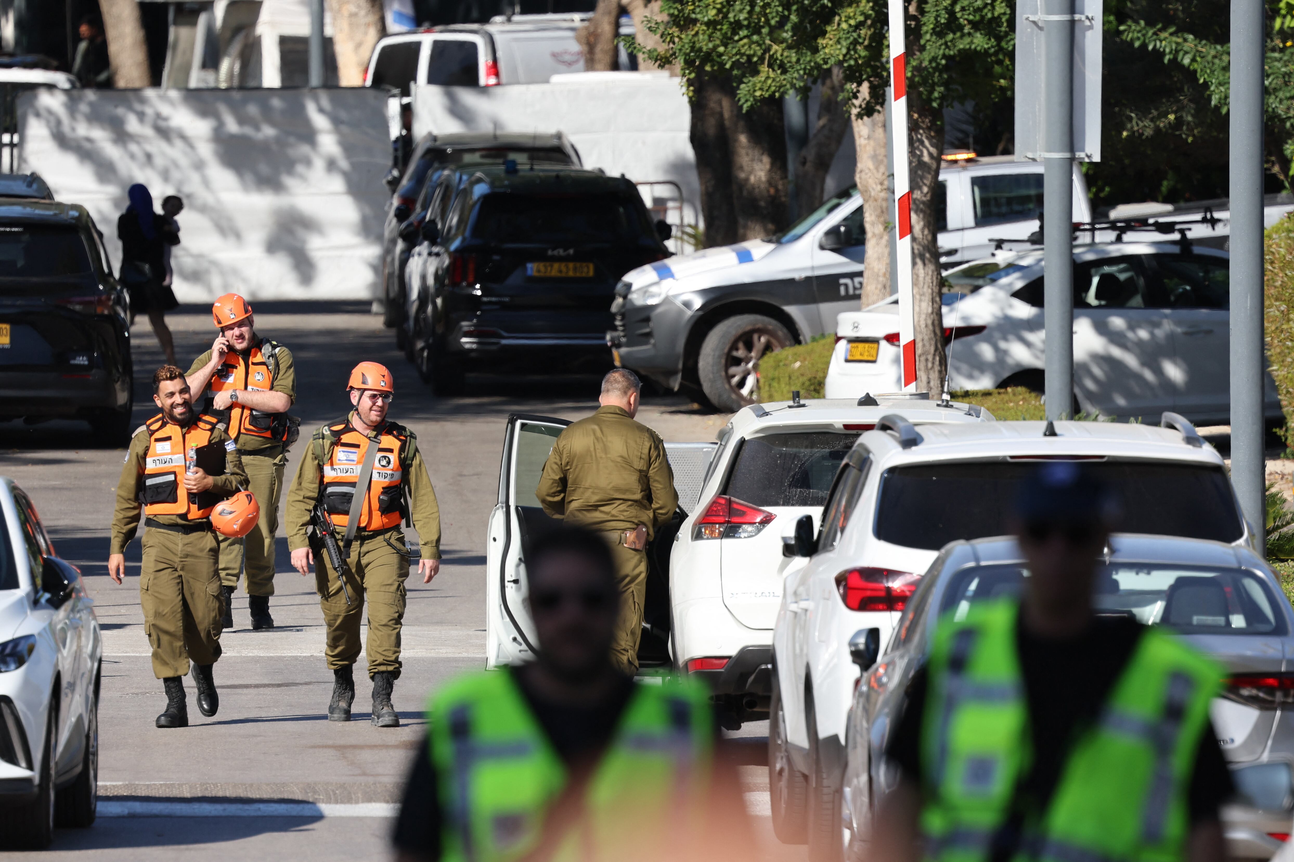Miembros de las fuerzas de seguridad israelíes caminan por una calle que conduce a la residencia del primer ministro Benjamin Netanyahu en Cesarea el 19 de octubre de 2024. (Foto de Jack GUEZ / AFP)