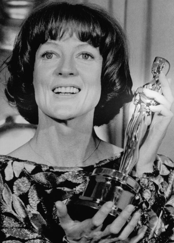 La actriz Maggie Smith cuando ganó su segunda estatuilla de La Academia como mejor actriz de reparto por su participación en la película "California Suite" en el año 1979 (Foto: Columbia Pictures)