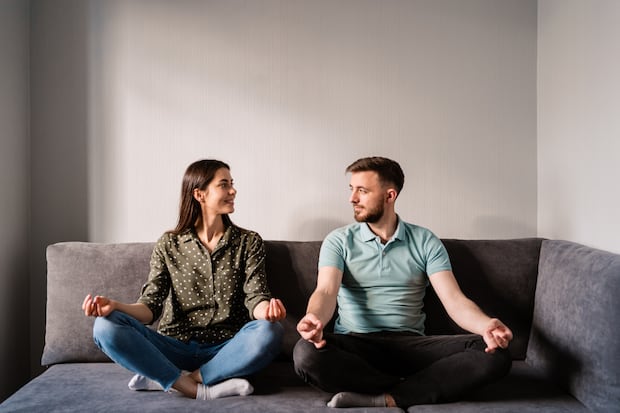 Las pausas permiten que la parte racional del cerebro recupere el control. Esto es crucial porque facilita la toma de decisiones, la empatía y la resolución de problemas. Por ello, al dar tiempo para que las emociones se calmen, las personas son más capaces de discutir el problema con una mente clara y de manera más constructiva.