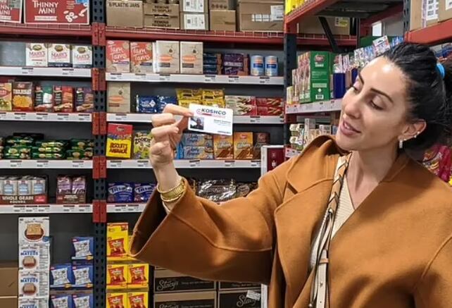 La tienda ofrece una enorme variedad de alimentos frescos, así como artículos diversos como velas israelíes (Foto: AFP)