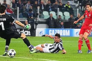 Claudio Pizarro recibió saludo de la Champions League por su cumpleaños