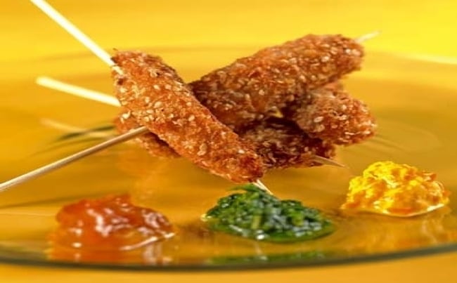 Salsa de ají, chimichurri y chutney de mango ideales para acompañar estos deliciosos y crocantes cortes de pescado.