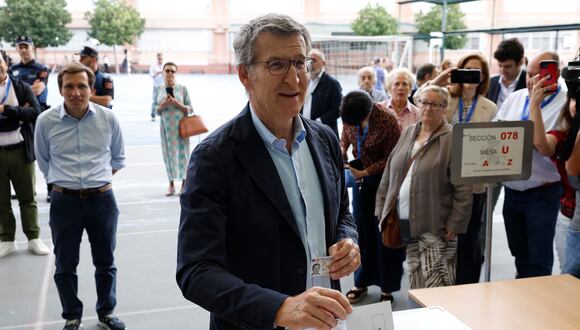 El líder del PP, Alberto Núñez Feijóo, vota en las elecciones europeas en el Colegio Ramiro de Maeztu de Madrid, España. (EFE/Chema Moya).