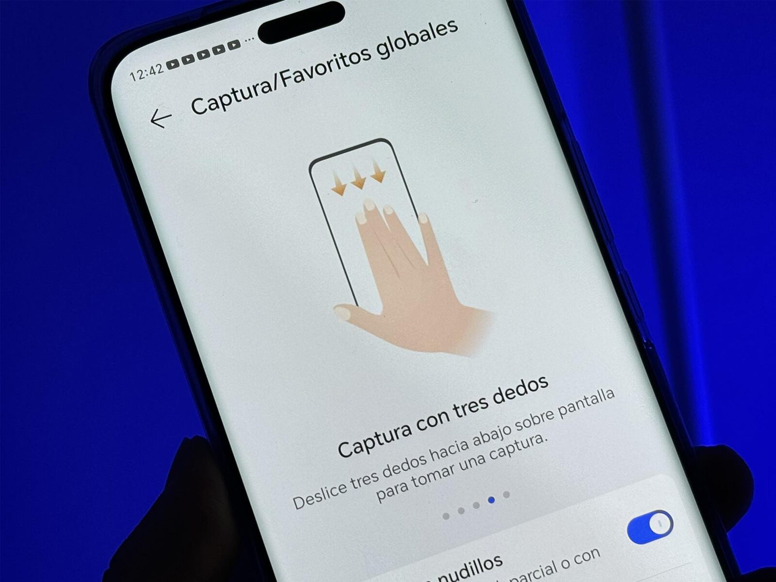 Si lo que quieres es activar la captura de pantalla con tres dedos, usa este truco. (Foto: MAG - Rommel Yupanqui)