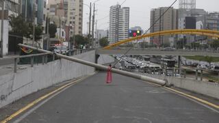 Miraflores: poste bloquea rampa de Vía Expresa tras haber caído hace tres días 