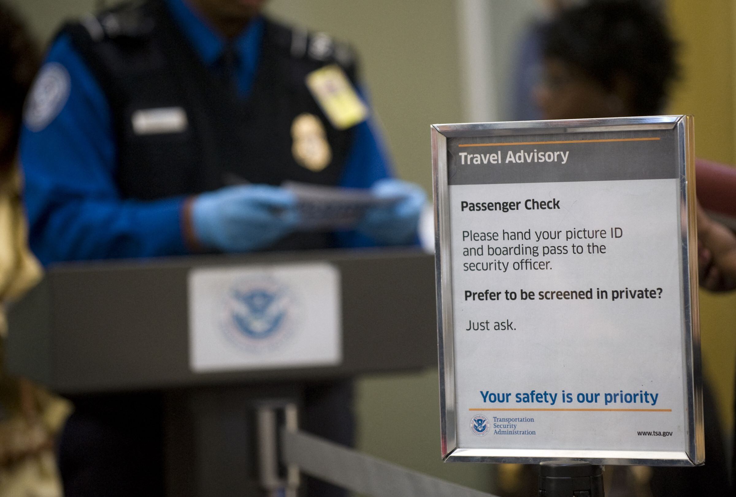 La tarjeta de pasaporte puede ser usada como documento válido, de acuerdo con la ley REAL ID (Crédito:AFP)