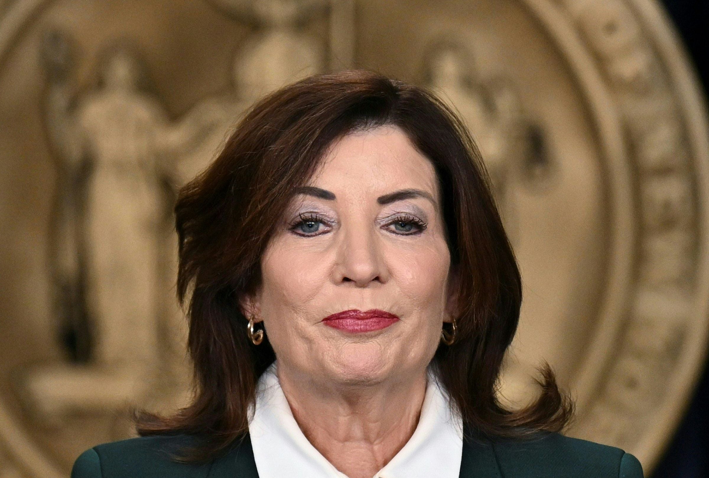 La gobernadora de Nueva York, Kathy Hochul, anuncia nuevas leyes en pro de la seguridad del estado (Foto: AFP)