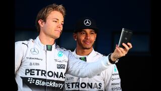 Hamilton y Rosberg 'abusaron' de selfies en gala de Mercedes