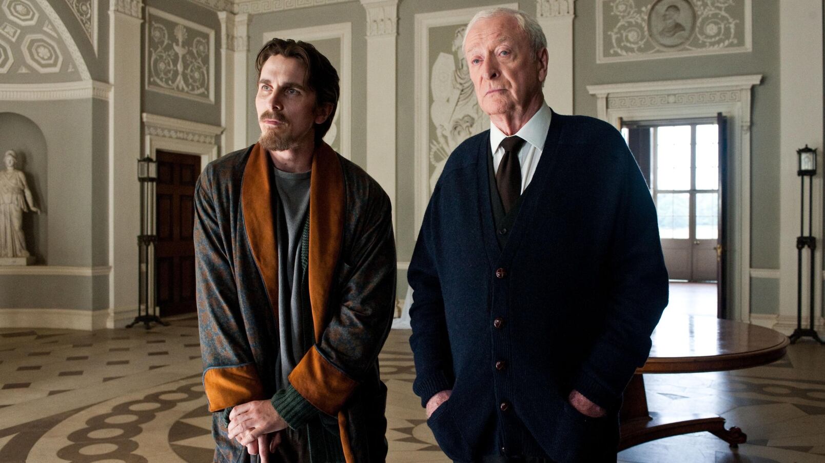 El actor, recordado por interpretar a Alfred en la exitosa saga de Batman, aseguró que mantiene una gran amistad con Diesel, a quien considera “especial” y con quien se reencontrará en este nuevo proyecto. (Foto: Warner Bros. Pictures)