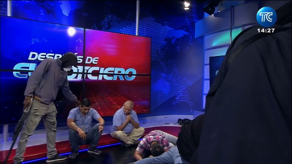Fotograma hecho durante la transmisión del canal TC Noticias de Guayaquil durante la transmisión de su noticiero, el cual fue interrumpido por hombres armados, el 9 de enero de 2024. (Captura de TC Televisión)