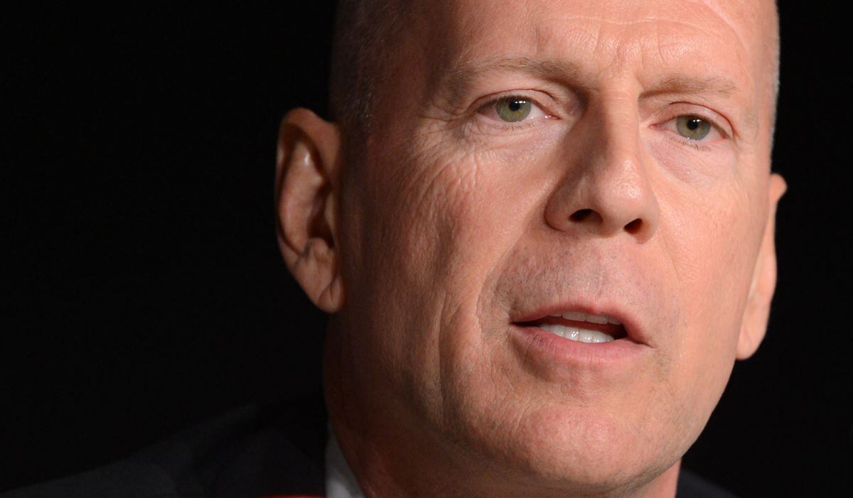 La familia de Bruce Willis dio a conocer, el 16 de febrero, que el actor padece de demencia frontotemporal (Foto de Anne-Christine POUJOULAT / AFP)