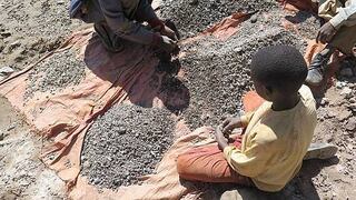 Denuncian trabajo infantil en elaboración de baterías móviles