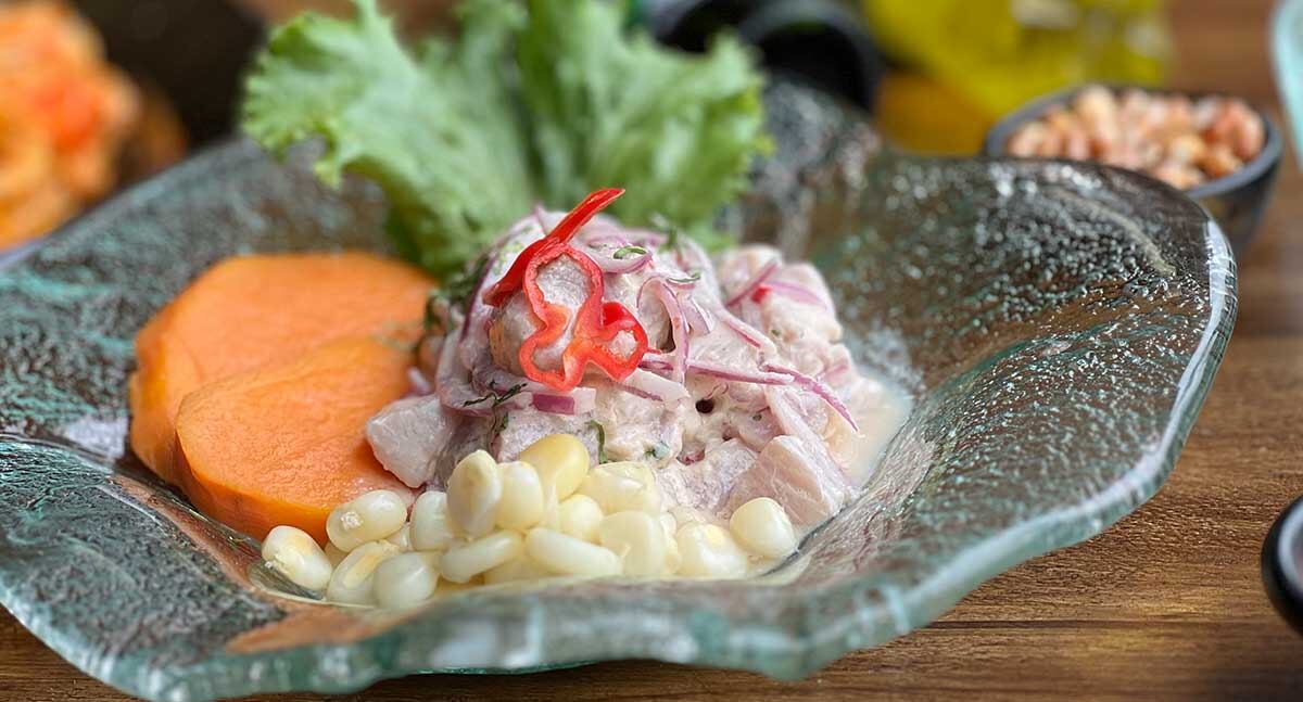 El cebiche es el plato bandera y gran ejemplo del recetario marino peruano.