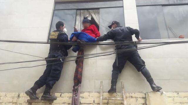 Huánuco: salvan a abuelita que intentó salir por una ventana porque estaba encerrada