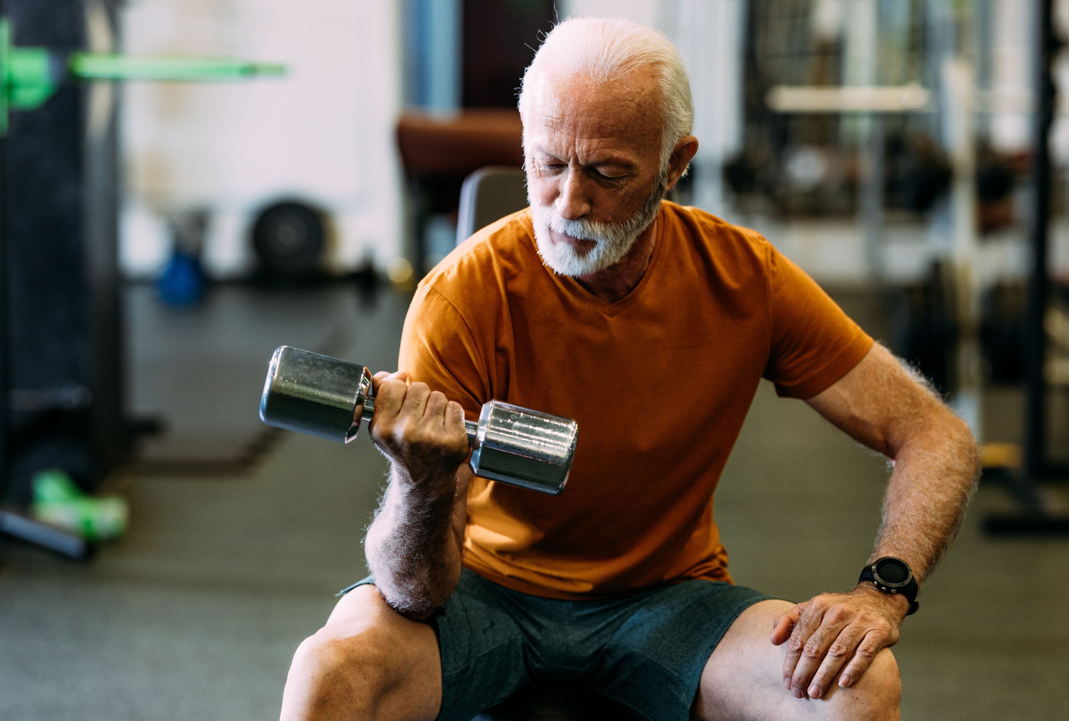 En el estudio se descubrió que tanto el ejercicio de intensidad leve como el de intensidad moderada-alta disminuye el declive del deterioro cognitivo en los adultos mayores proclives al Alzheimer. En la imagen un hombre de la tercera edad ejercitándose. (Foto: FreshSplash/iStock)