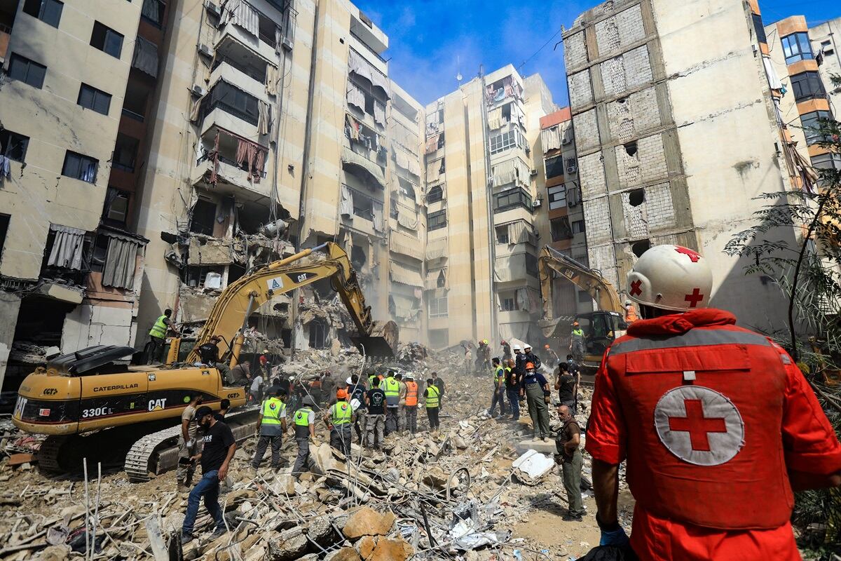 Equipos de rescate revisan los escombros en el lugar de un ataque israelí que tuvo como objetivo los suburbios del sur de Beirut el día anterior, mientras las operaciones de búsqueda y rescate continúan el 21 de septiembre de 2024. (Foto de AFP)