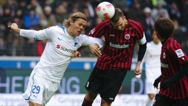 Eintracht Frankfurt de Zambrano venció 2-1 al Hoffenheim de Advíncula
