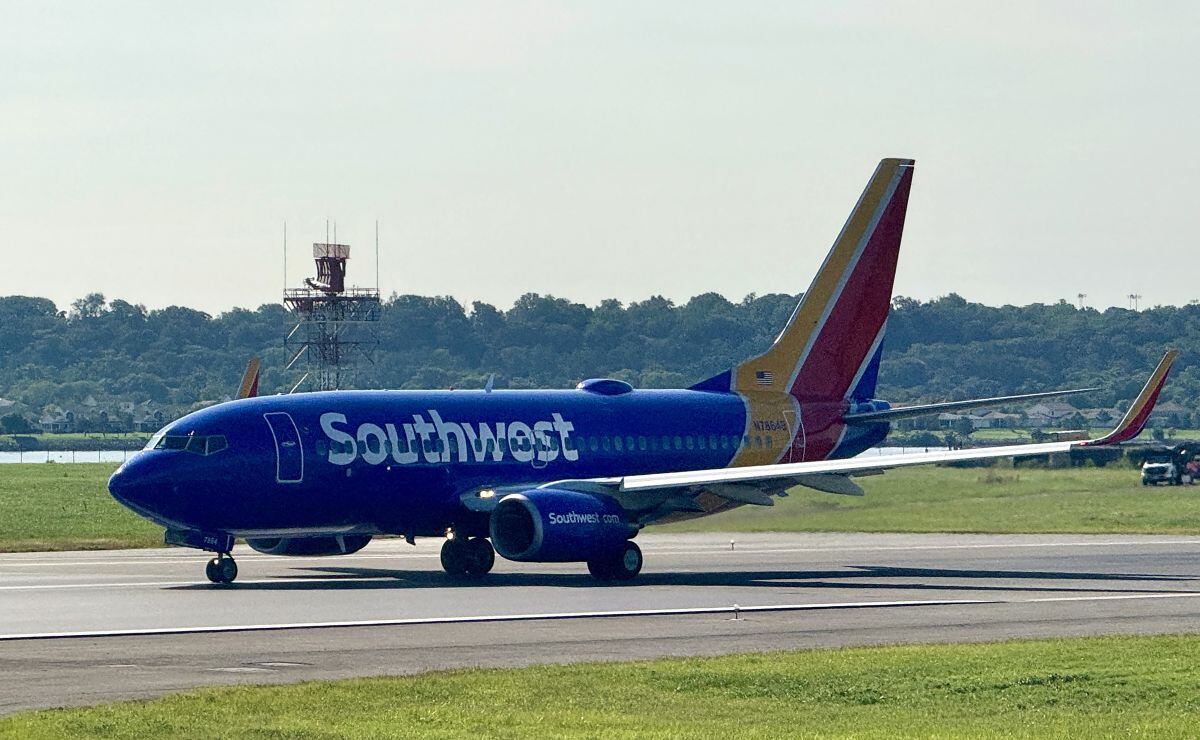 Un Boeing 737-7Q8 de Southwest Airlines despega del Aeropuerto Nacional Ronald Reagan de Washington en Arlington, Virginia, el 13 de agosto de 2024 (Foto: Daniel Slim / AFP)