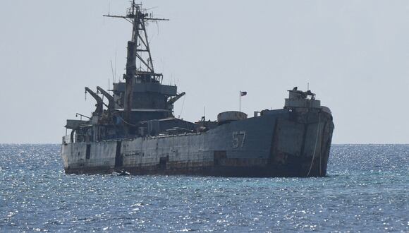 El barco de la armada filipina BRP Sierra Madre en tierra. (Foto de Ted ALJIBE / AFP)