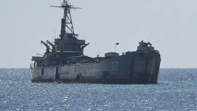 China urge a Filipinas a retirar buque encallado en un atolón en mar en disputa