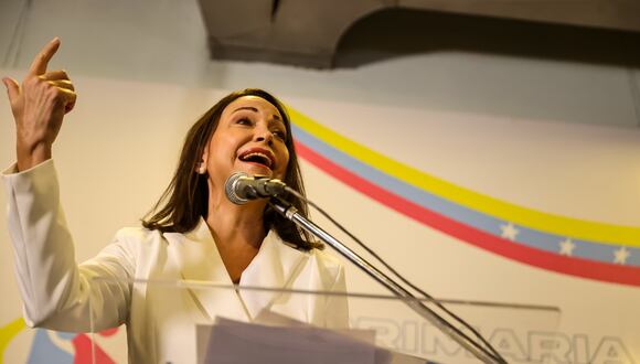 La candidata Maria Corina Machado habla tras proclamarse como ganadora de las elecciones internas de la oposición, el 26 de octubre de 2023 en Caracas, Venezuela. (Foto de Miguel Gutiérrez / EFE)
