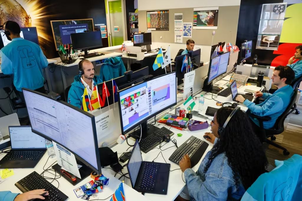 Trabajadores del Centro de Comando Inteligente del Mundial. (Foto: FIFA)