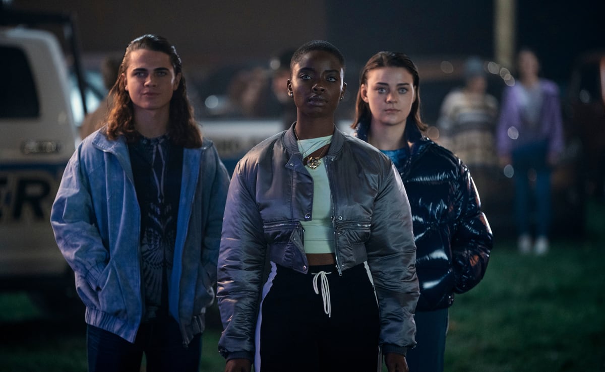 Oliver Watson (Kent), Joy Sunday (Bianca Barclay), Johnna Dias-Watson (Divina) en el set de "Merlina" (Foto: Netflix)