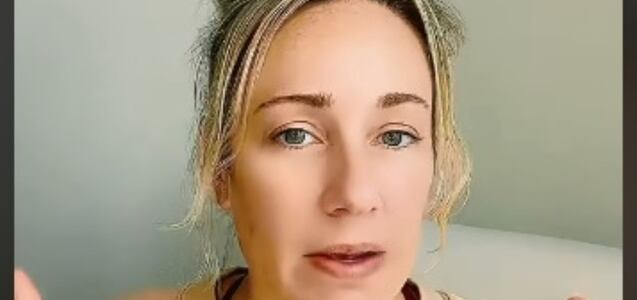 Estaba cenando con sus compañeros de trabajo y uno de los jefes la humilló en frente de todos